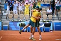 パリ五輪、テニス男子ダブルス。金メダル獲得を喜ぶオーストラリアのマシュー・エブデン（手前）/ジョン・ピアーズ組（2024年8月3日撮影）。(c)Patricia DE MELO MOREIRA / AFP