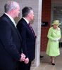 英北アイルランド（Northern Ireland）ベルファスト（Belfast）のリリック劇場（Lyric Theatre）で、エリザベス英女王（Queen Elizabeth II、右）を待つカトリック系過激組織アイルランド共和軍（Irish Republican Army、IRA）の元司令官マーティン・マクギネス（Martin McGuinness）北アイルランド自治政府副首相（左、2012年6月27日撮影）。(c)AFP/PAUL FAITH