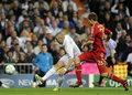 サッカー欧州チャンピオンズリーグ2011-12（UEFA Champions League 2011-12）は25日、準決勝第2戦が行われ、バイエルン・ミュンヘン（Bayern Munich）が2試合合計スコアを3-3として迎えたペナルティーキック（PK）戦でレアル・マドリード（Real Madrid）に3-1で勝利し、決勝進出を決めた。

シュートを放つレアル・マドリードのカリム・ベンゼマ（Karim Benzema、左、2012年4月25日撮影）。(c)AFP/PIERRE-PHILIPPE MARCOU