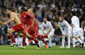 サッカー欧州チャンピオンズリーグ2011-12（UEFA Champions League 2011-12）は25日、準決勝第2戦が行われ、バイエルン・ミュンヘン（Bayern Munich）が2試合合計スコアを3-3として迎えたペナルティーキック（PK）戦でレアル・マドリード（Real Madrid）に3-1で勝利し、決勝進出を決めた。

ペナルティーキック（PK）戦で勝利を決め、チームメイトと歓喜するバイエルン・ミュンヘンのマリオ・ゴメス（Mario Gomez、2012年4月25日撮影）。(c)AFP/PIERRE-PHILIPPE MARCOU