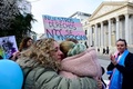 スペインの首都マドリードの議会前で、トランスジェンダーの権利保障法案の可決を祝う活動家ら（2022年12月22日撮影）。(c)JAVIER SORIANO / AFP