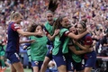 女子サッカー欧州チャンピオンズリーグ決勝、FCバルセロナ対オリンピック・リヨン。先制点を決め、チームメートと喜ぶFCバルセロナのアイタナ・ボンマティ（右、2024年5月25日撮影）。(c)Thomas COEX / AFP