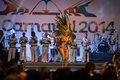 ブラジルのリオデジャネイロ（Rio de Janeiro）で行われた2014年のリオのカーニバルのクイーンとキング・モモ（King Momo）を選ぶイベントでパフォーマンスを披露する出場者たち（2013年11月8日撮影）。(c)AFP/YASUYOSHI CHIBA