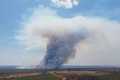 ブラジルの首都ブラジリアの国立公園で発生した山火事の煙（2024年9月16日撮影）。(c)EVARISTO SA / AFP