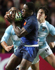 ボールを奪い合うアルゼンチンのオラシオ・アグジャ（%%Horacio Agulla%%、右）とフランスのヤニック・ニャンガ（%%Yannick Nyanga%%）。(c)AFP/PAUL ELLIS