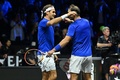 男子テニスの欧州チームとワールドチームの対抗戦、レーバー・カップ初日。現役最後の試合を終え、ラファエル・ナダル（右）と抱き合う欧州チームのロジャー・フェデラー（2022年9月24日撮影）。(c)Glyn KIRK / AFP