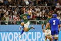 ラグビーW杯日本大会・プールB、南アフリカ対イタリア。南アフリカのハンドレ・ポラード（手前）と競り合うイタリアのトンマーゾ・アラン（奥、2019年10月4日撮影）。(c)Adrian DENNIS / AFP