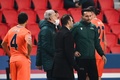 サッカー欧州チャンピオンズリーグ、グループH第6節、パリ・サンジェルマン対イスタンブール・バシャクシェヒル。第4審判のセバスチャン・コルテスク氏（右）に話しかけるイスタンブール・バシャクシェヒルのオカン・ブルク監督（中央、2020年12月8日撮影）。(c)FRANCK FIFE/ AFP