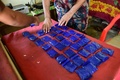 バングラデシュのテクナフで、バングラデシュ国境警備隊員が並べた「ヤーバー」の入った袋。テクナフとコックスバザールを結ぶ幹線道路の検問所でバスから押収されたもの（2018年4月6日撮影）。(c)AFP PHOTO / MUNIR UZ ZAMAN
