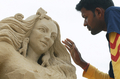 2007年7月23日、ドイツ西部ヴィッテン（Witten）の砂祭り「Sandfestival Ruhr」の会場で砂の像の制作にいそしむインド出身のアーティストCarver Sudarsan Pattnaikさん。(c)AFP/DDP/MICHAEL GOTTSCHALK