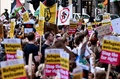 英ロンドン中心部ウェストミンスターで行われた反極右デモ（2024年8月10撮影）。(c)BENJAMIN CREMEL / AFP