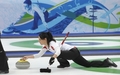 2010年%%バンクーバー冬季五輪%%、カーリング女子1次リーグ、日本対スイス。日本は4-10で敗れ、通算成績を3勝4敗とした。写真はストーンを投じるスイスのカルメン・シェファー（%%Carmen Schaefer%%）。（2010年2月22日撮影）(c)AFP/TOSHIFUMI KITAMURA