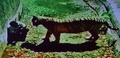 インド・ニューデリー（New Delhi）にある動物園で、ホワイトタイガーから身を守ろうとする男性（2014年9月23日撮影）。(c)AFP/HEADLINES TODAY