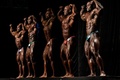 ブラジル・リオデジャネイロで開催されたボディービル大会「アーノルド・クラシック・ブラジル2015」で、ポーズをとる参加者たち（2015年5月30日撮影）。(c)AFP/YASUYOSHI CHIBA