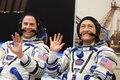国際宇宙ステーションのクリスティーナ・コック飛行士（右）とニック・ヘイグ飛行士（2019年3月14日撮影）。(c)Kirill KUDRYAVTSEV / AFP