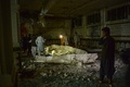 アフガニスタン西部ヘラートで、爆発事件があったモスク内部を調べる治安当局（2017年8月1日撮影）。(c)AFP/Hoshang Hashimi