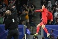 サッカーアジアカップ、準々決勝、オーストラリア対韓国。FKからチーム2点目を決めて喜ぶ韓国の孫興民（2024年2月2日撮影）。(c)HECTOR RETAMAL / AFP