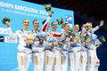 第15回世界水泳選手権（15th FINA World Championships）、シンクロナイズドスイミング・チームテクニカルルーティン（TR）決勝。金メダルに輝き表彰式で喜ぶロシアの選手（2013年7月22日撮影）。(c)AFP/JOSEP LAGO
