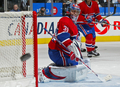 パックの行方を確認するカナディアンズのゴーリー、キャリー・プライス（%%Carey Price%%）。(c)AFP/Getty Images Bruce Bennett
