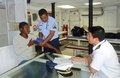 メキシコ海軍に救助され、血圧を測定する漁師（2015年10月31日撮影）。(c)AFP/MEXICAN NAVY