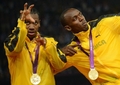 ロンドン五輪は11日、オリンピックスタジアム（Olympic Stadium）で陸上男子4×100メートルリレー決勝が行われ、ジャマイカが世界新記録の36秒84で金メダルを獲得した。

表彰式に臨むジャマイカのヨハン・ブレイク（Yohan Blake、左）とウサイン・ボルト（Usain Bolt、2012年8月11日撮影）。(c)AFP/JOHANNES EISELE