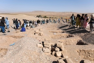 アフガニスタン地震、死者2000人超に 「前代未聞の規模」