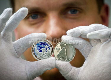 故ヨハネ・パウロ2世の列福記念硬貨、ポーランド 写真4枚 国際ニュース