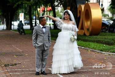 今日の1枚】街中で、幸せのお裾分け 写真2枚 国際ニュース：AFPBB News