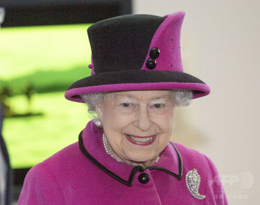 英エリザベス女王、即位65周年の「サファイア・ジュビリー」 写真1枚 