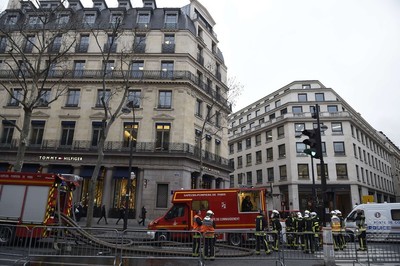 仏パリの高級ホテル「リッツ」で火災、改装中で宿泊客なし