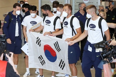 トッテナムが韓国到着 孫興民が空港で出迎え