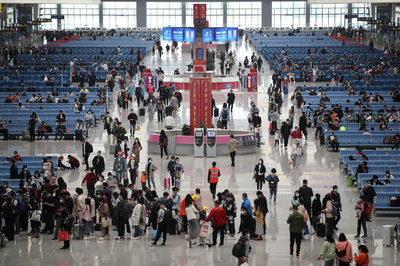 メーデー連休で貴陽の駅に人の波 中国・貴州省
