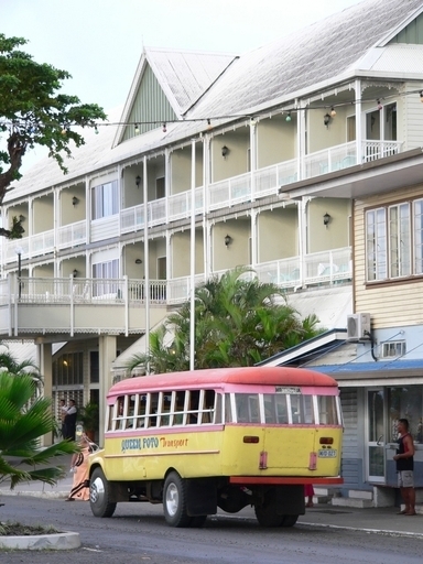 サモア、国内道路を右側通行に変更へ バス会社などは激しく反発