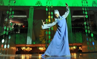 伝統衣装で歴史を振り返る、キルギスで「Access to History」ショー