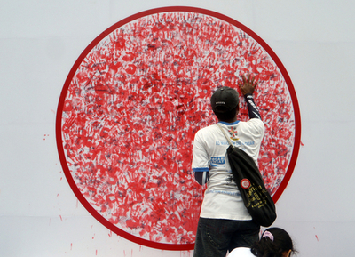 市民の手形で「日の丸」を、被災者への連帯表明 インドネシア