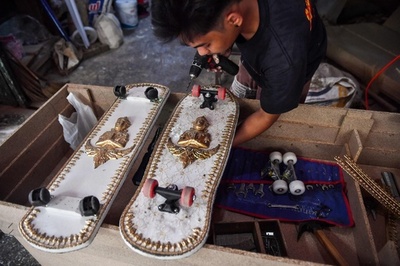 倉庫に眠るひつぎをスケボーに タイ