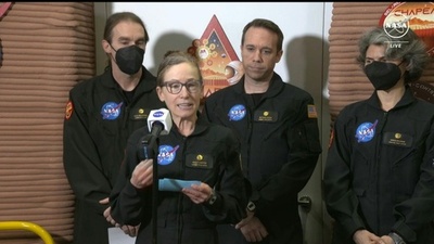 字幕：「火星滞在」実験施設から帰還 科学者ら4人 NASA