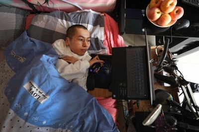 「指先で起業」脳性まひの26歳、始まりは兄が買ってきたパソコン 江蘇省