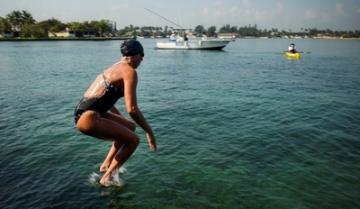 フロリダ海峡横断泳に挑んだ豪女性、クラゲに刺され挑戦を断念