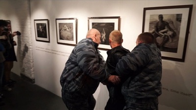 モスクワの米写真家展、「チャイルドポルノ」論議で閉鎖