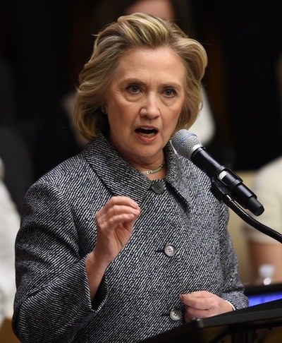 メールと携帯、公私で「使い分けるべきだった」 クリントン氏