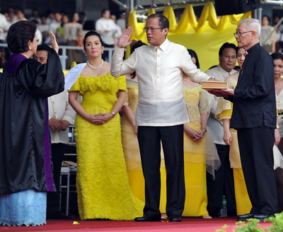 アキノ新大統領が正式に就任、フィリピン