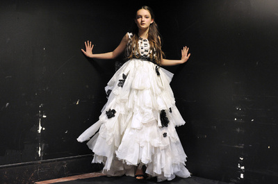 「ごみからランウェイに」 レジ袋や瓶のふたでファッションショー