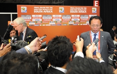 岡田氏に｢日本の監督って誰？｣、オランダ代表監督 サッカーW杯