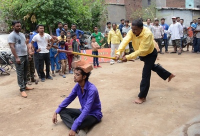 頭にのせたれんがを棒で粉砕、インド