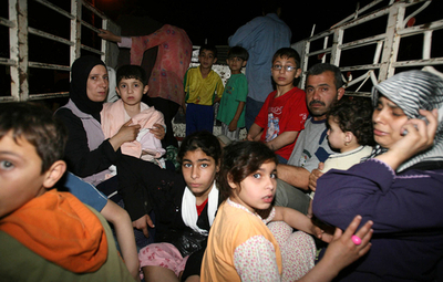 軍と武装組織の戦闘3日目、パレスチナ難民が大量避難