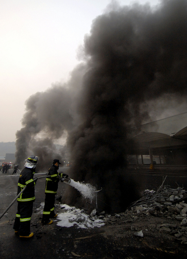 韓国倉庫火災、溶接の火花でガス引火か、安全管理に問題