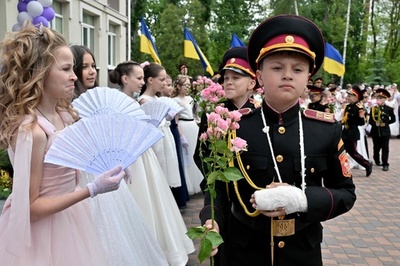【今日の1枚】卒業を祝う舞踏会 ウクライナ