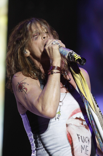 転倒して負傷したS・タイラー、1日遅れのコンサートでパワフルに熱唱