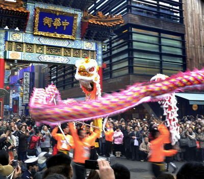 中華街で春節祝うパレード、横浜